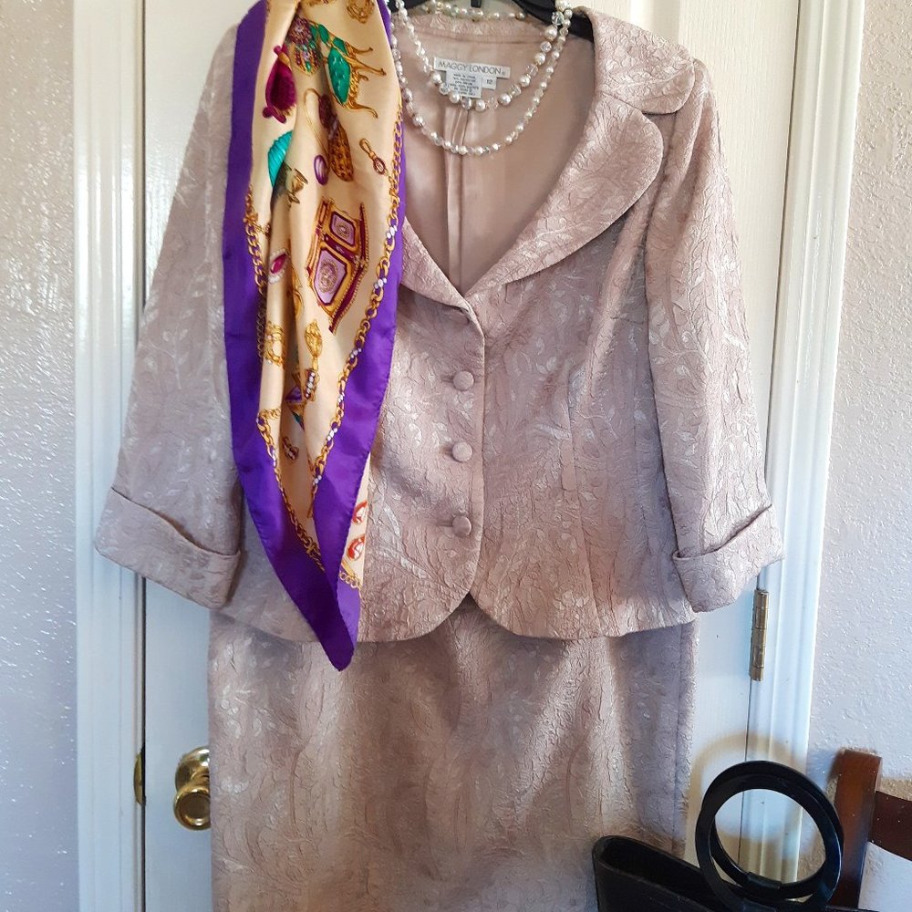 Maggie London Skirt Suit Size 12 Beige MOB Business Suit Career Nice!